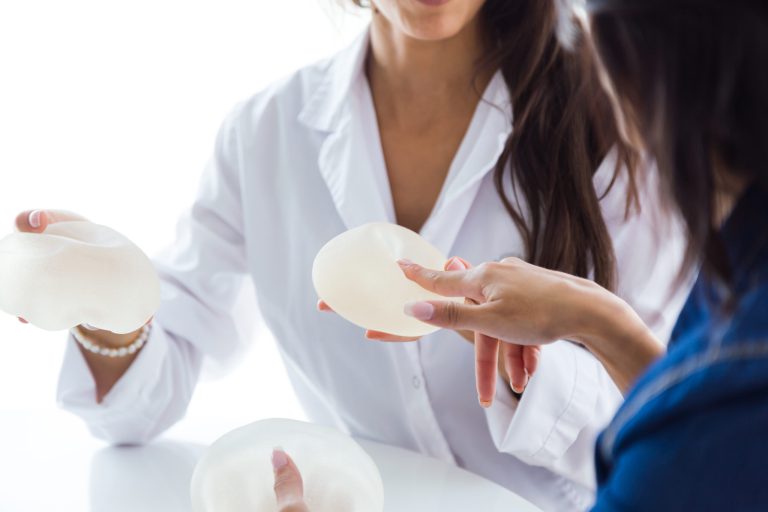 Nieproporcjonalnie duży implant piersi