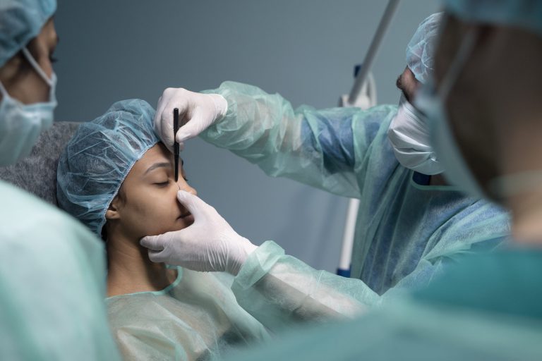Blefaroplastyka (plastyka powiek) prowadzona przez okulistę 