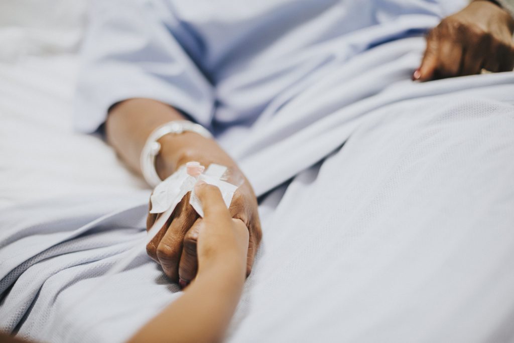 Odszkodowanie z tytułu kosztów opieki sprawowanej nieodpłatnie przez osoby bliskie – czy przysługuje poszkodowanemu, który doznał uszczerbku na zdrowiu lub rozstroju zdrowia?
