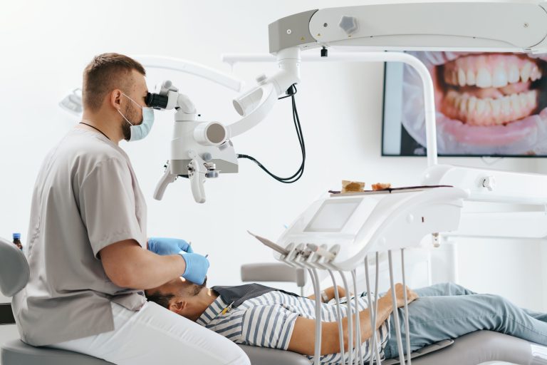 Pęknięcie koron na skutek błędu stomatologicznego
